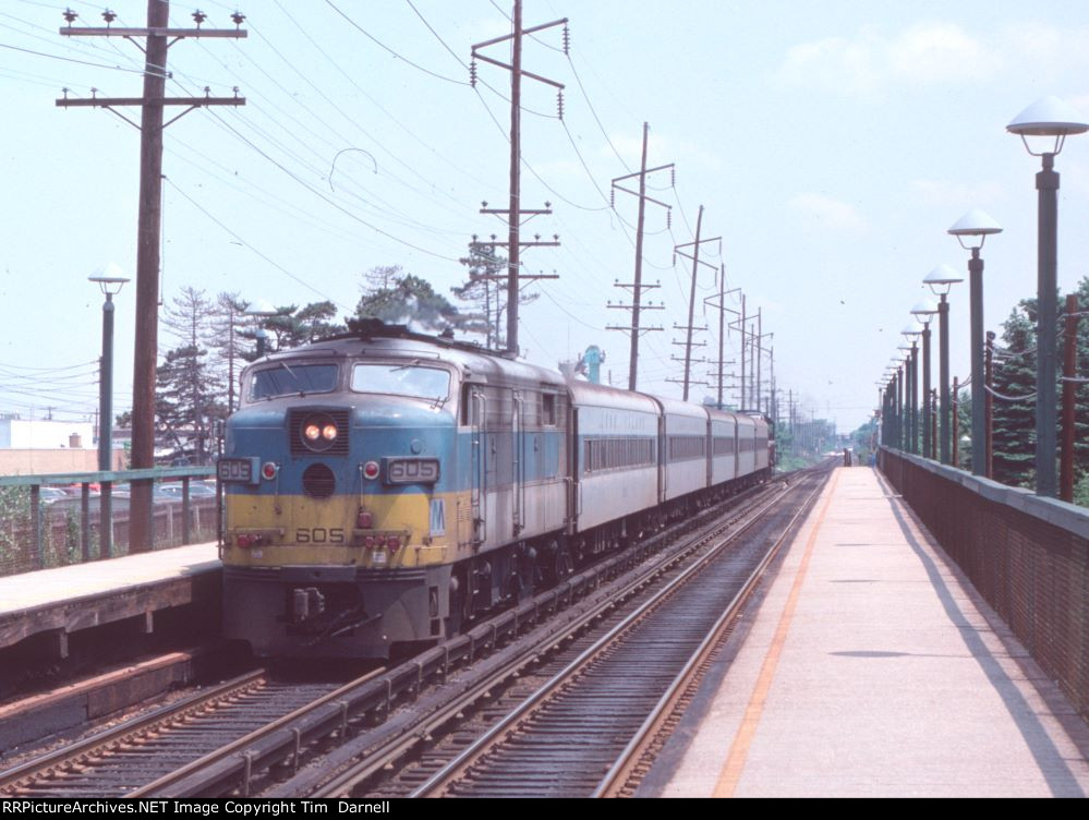 LI 605 heads west with an OB train.